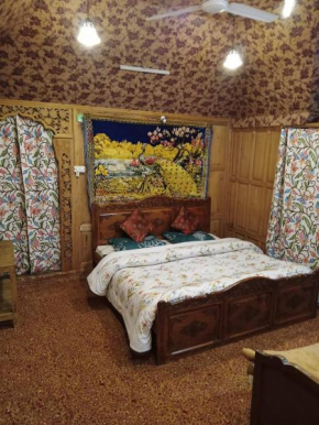 New Lakes Crown Group Of Houseboats